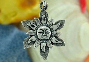 O símbolo do sol é um pequeno amuleto para boa sorte