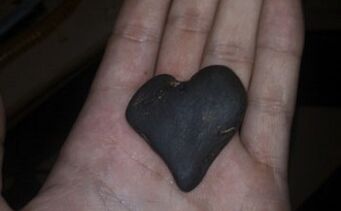 pedra em forma de coração como um talismã de boa sorte