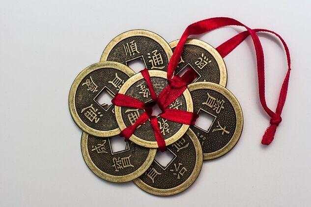Amuleto de moedas para boa sorte e riqueza