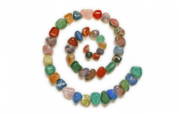 Amuleto DIY para boa sorte com pedras coloridas