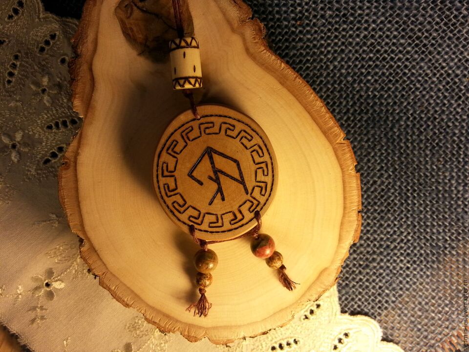 amuleto com uma runa de boa sorte foto 1
