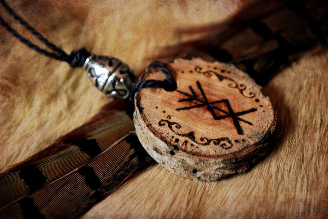 amuleto com uma runa de boa sorte foto 2