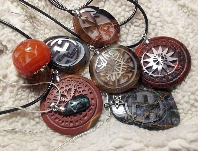 Amuletos em forma de pingentes para boa sorte, riqueza e saúde